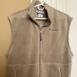 Men’s Columbia Fleece vest Large tan color